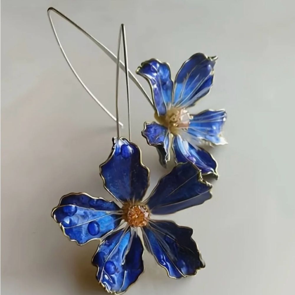 🌺 NEW Stunning hand painted blue drop flower earrings 🌺